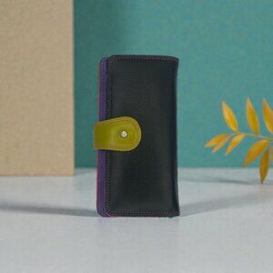 ILI RFID Black Wallet with Green Snap Closure